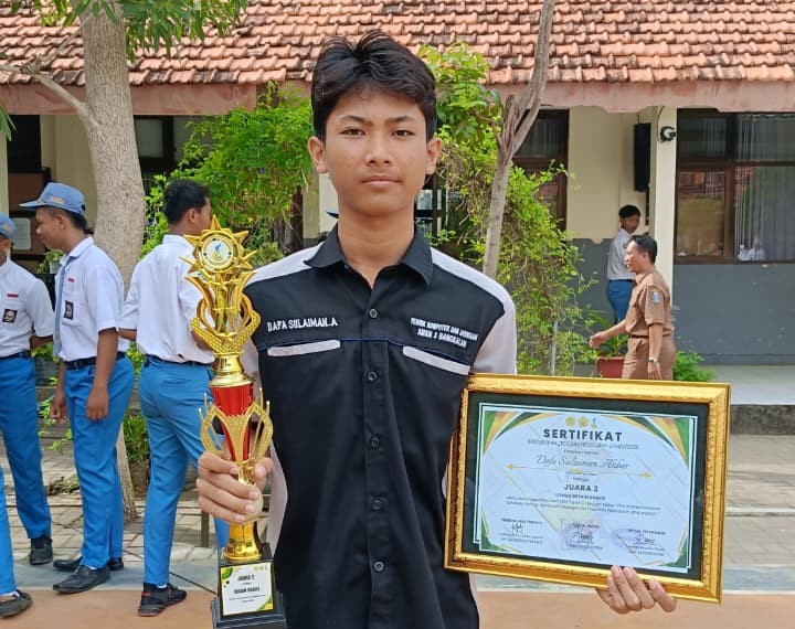 Siswa kelas XII TKJ SMKN 3 Bangkalan, berhasil meraih Juara 2 dalam Lomba Desain Grafis Trunojoyo Creative Competition 2025